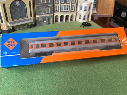 Roco 4274 DB Germany corridor 1st/2nd coach - silver/orange livery HO - Picture 1 of 7