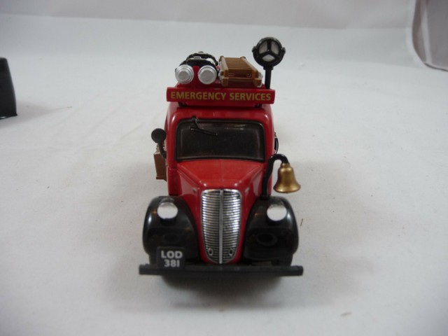 FORD E83W VAN Fire Truck 1997 Matchbox Pompiers Longueur 15 cm Boite d