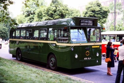 FOTO London Transport AEC Reliance RW2 496ALH auf Route 319 im Hyde Park 1979