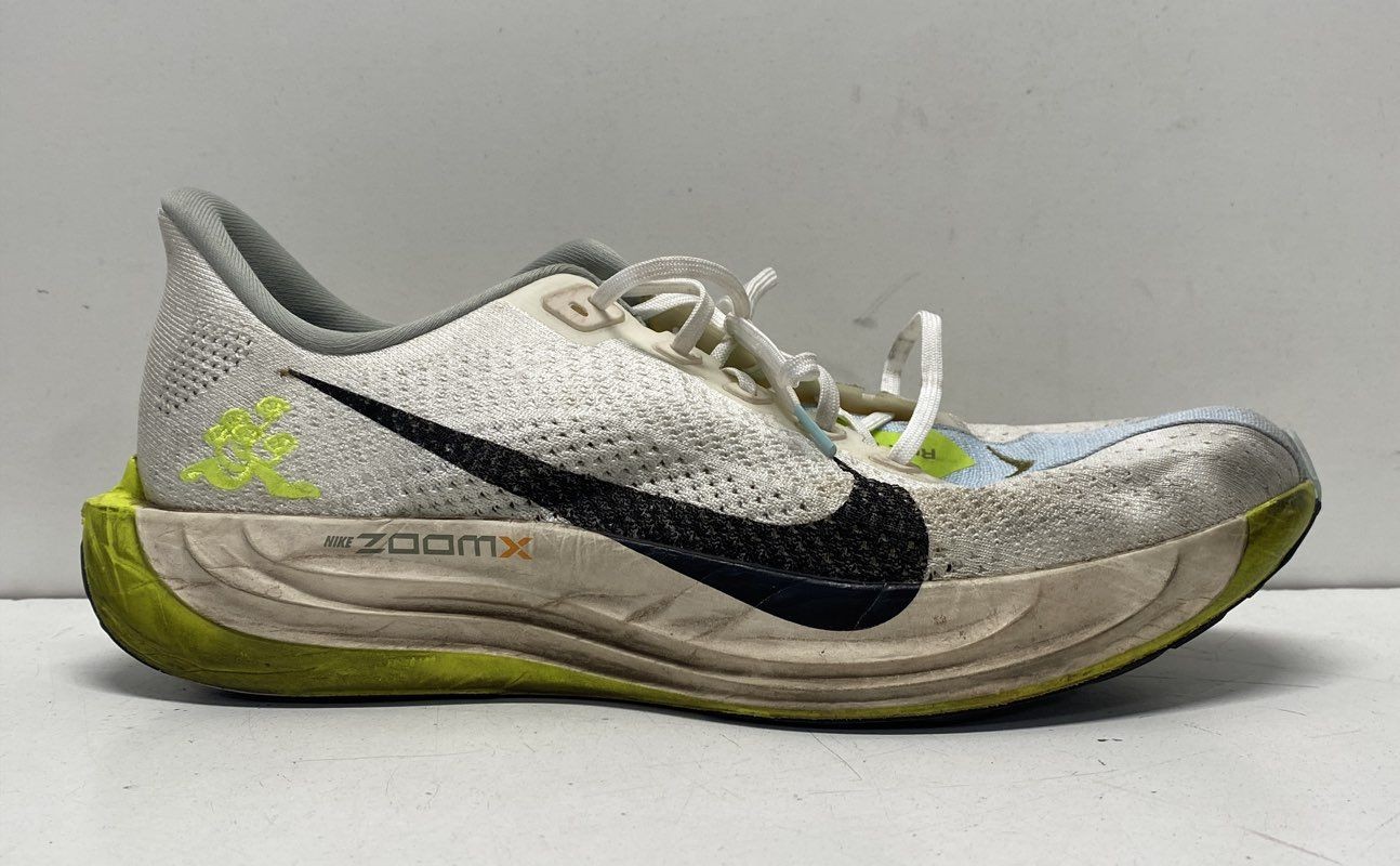 Nike White/black/volt/light Blue Solid Running Sh… - image 3