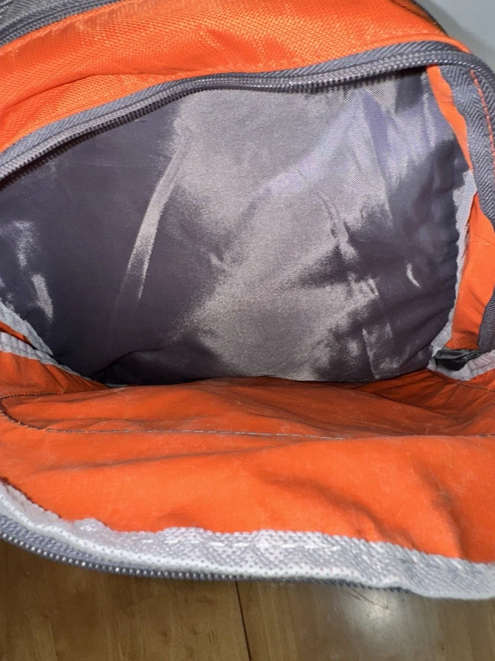 Mochila Eastsport Exterior Naranja Múltiples Bolsillos Cremallera Senderismo Computadora Foto 4 de 4