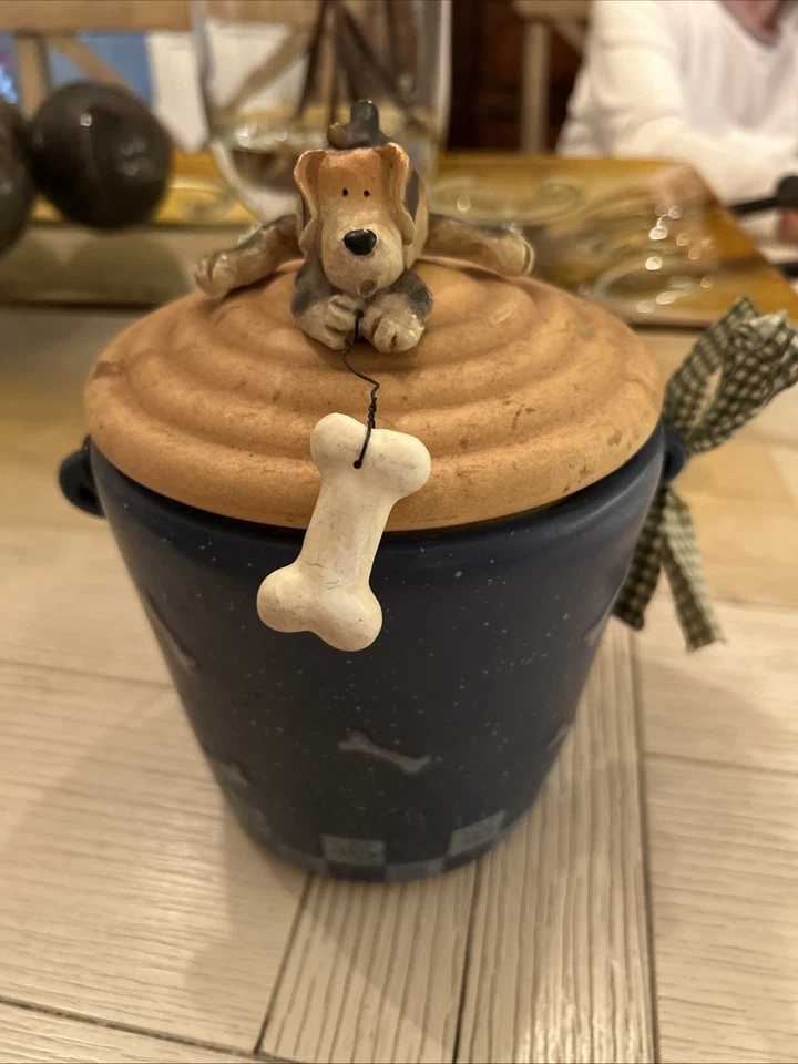 Tarro de golosinas de cerámica azul moteado con tapa de bisque y estatuilla de cachorro/perro de Ganz Foto 2 de 4