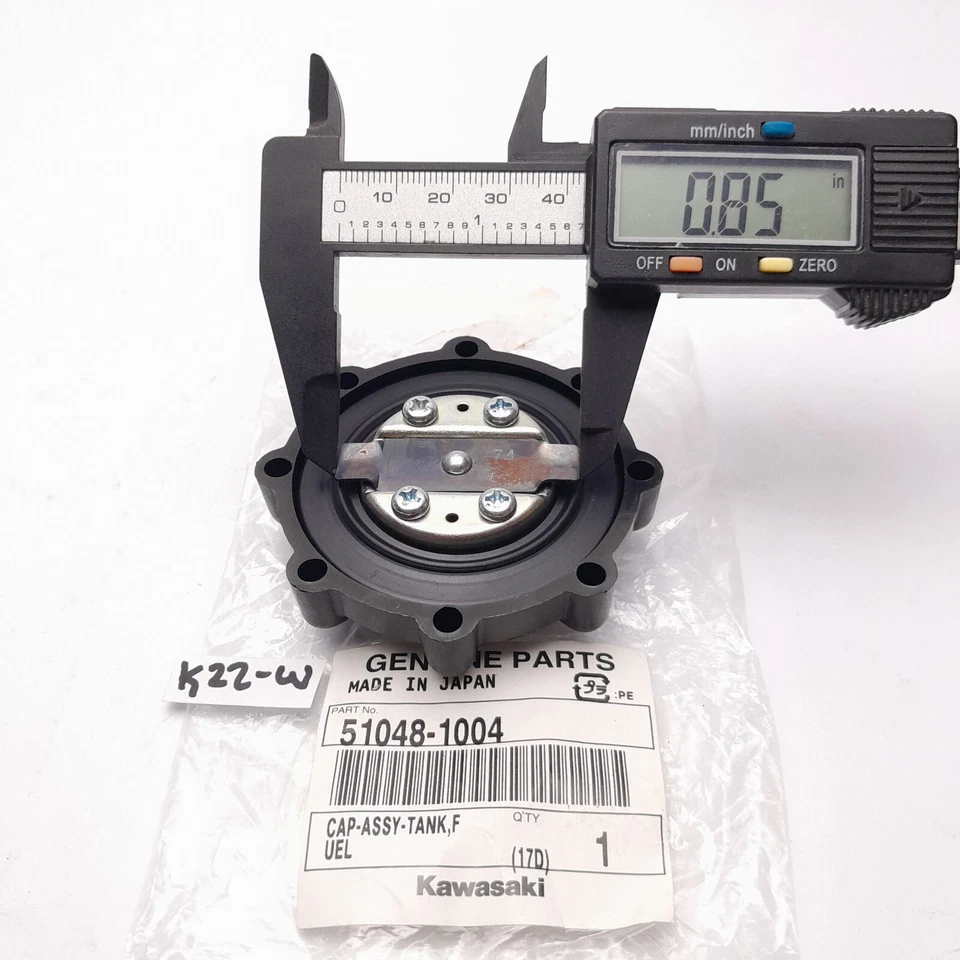 Крышка топливного бака Kawasaki KE125 KE175 KE100 KLR250 KM100 KD80 KX80 P/N 51048-1004 - Изображение 3 из 4