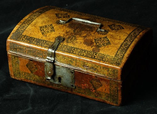 BAROCK RUNDDECKEL SCHATULLE LEDER KÄSTCHEN EISEN BESCHLÄGE DEUTSCHLAND UM 1680 - Picture 6 of 11
