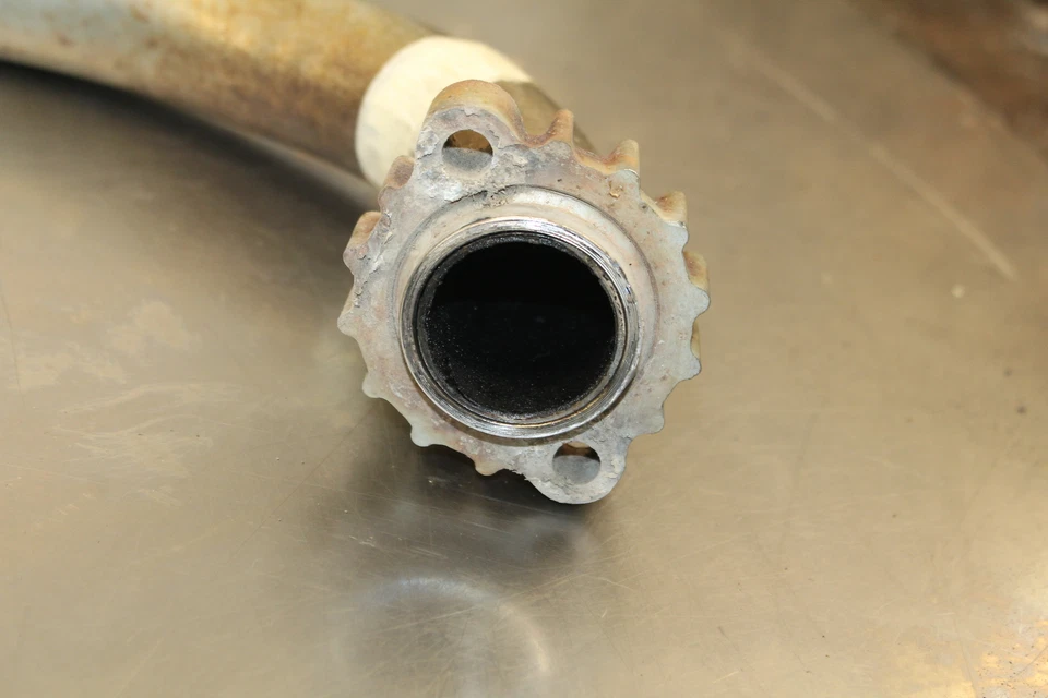 Suzuki GT185 1975 Adventurer silenciador de escape izquierdo tubo antideslizante X849 Foto 4 de 4