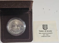 1985 JERSEY HMS BEAGLE LIBERATION 40th ANNIVERSARY £2 CROWN COIN + BOX & COA