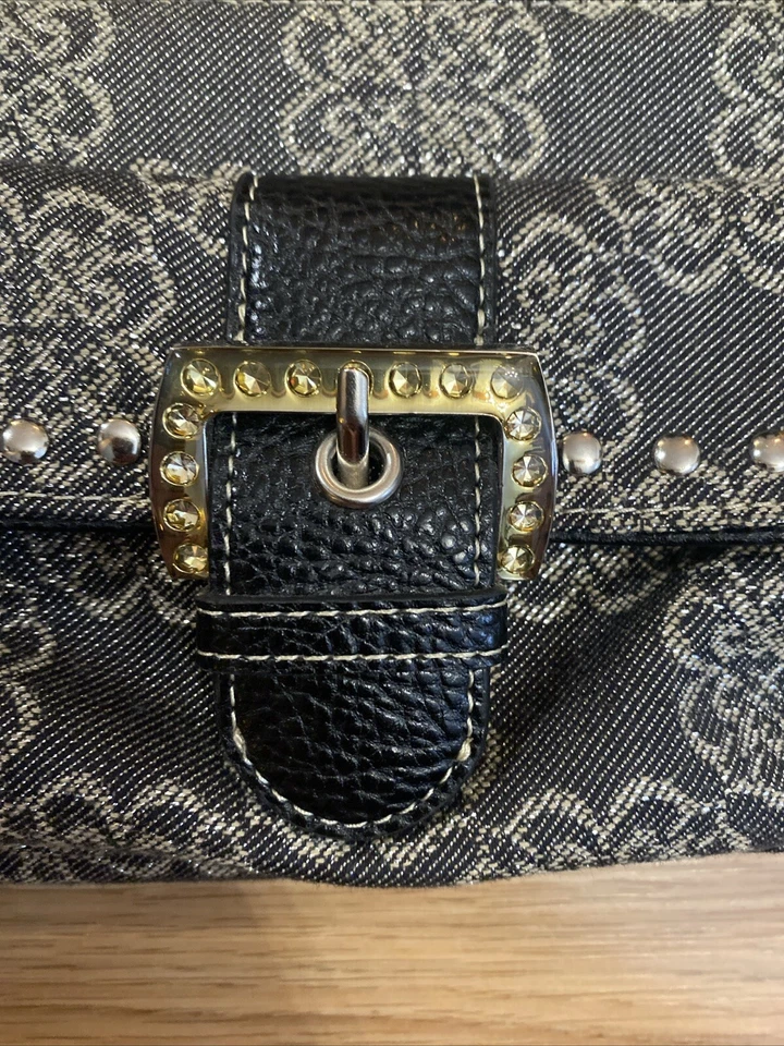 Bolso sin asas bandolera Kathy Van Zeeland negro metálico floral con tachuelas Foto 3 de 4