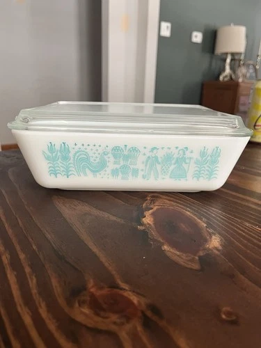 PYREX Turquoise Amish Butterprint Milk Glass Rectangular 1.5 Quart Dish with Lid