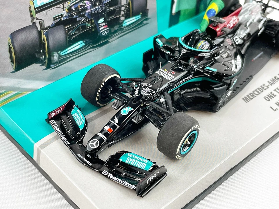 Mercedes F1 W12 #44 Lewis Hamilton Brazil 2021 Winner with Flag 1:43 MINICHAMPS - Image 4 of 4