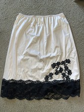 lingerie skirt slip vintage pink Beautiful Embroidered Printing Condition NEW