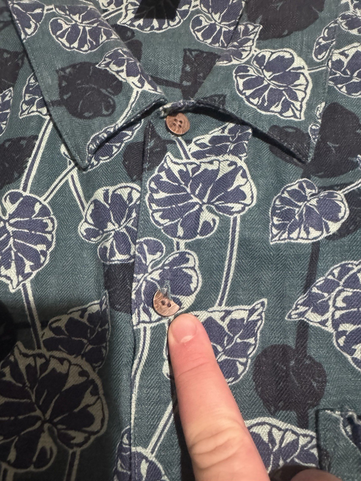 VTG High Sierra Leaf Patterned SS Button Down Dre… - image 2