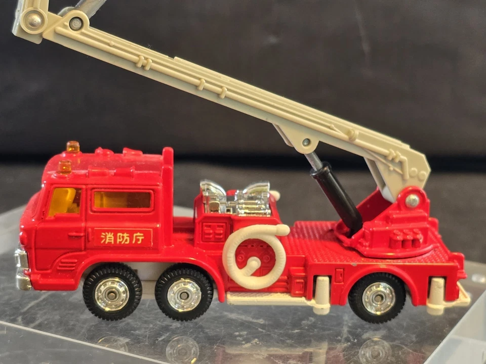 Tomica Tommy No.37 Hino Fire Engine Truck DANDY Snorkel Vintage Excellent 1:82 - Image 2 of 4