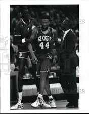 1990 Press Photo Rick Mahorn of the 76ers' Chats With Teammate and at Game
