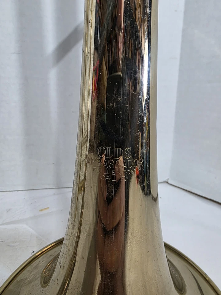 Trombón Olds Ambassador de colección con boquilla Fullerton, California con estuche Foto 3 de 4