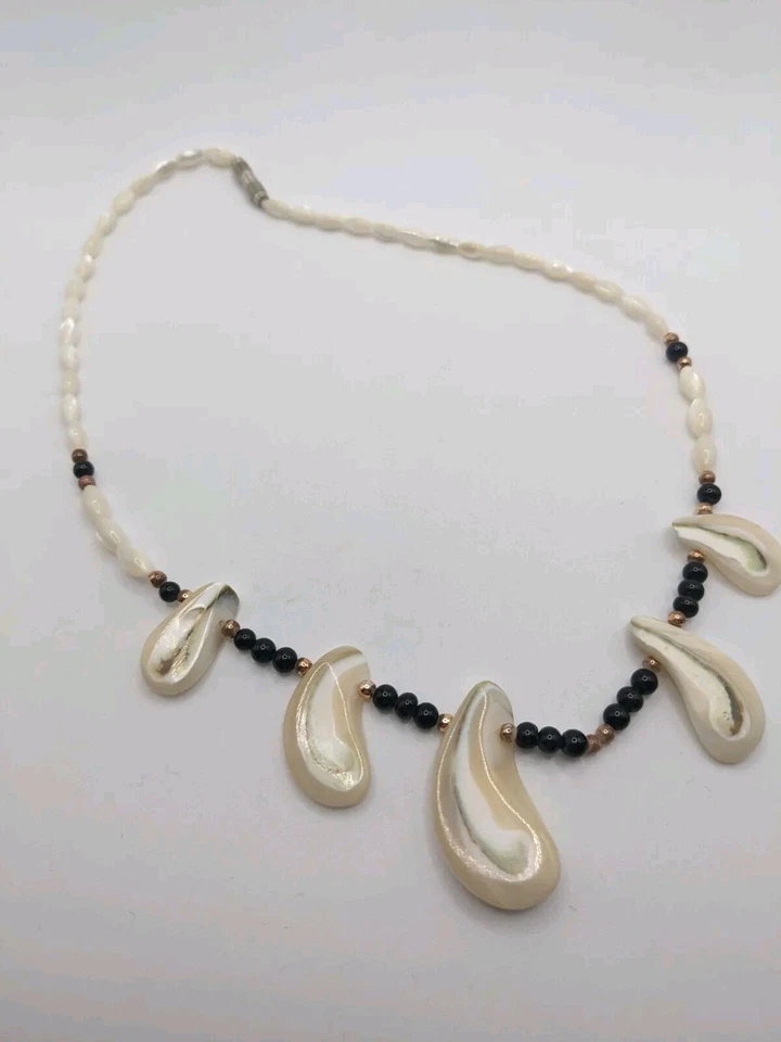 Collar concha de madreperla cuentas negras con forma vintage Foto 4 de 4