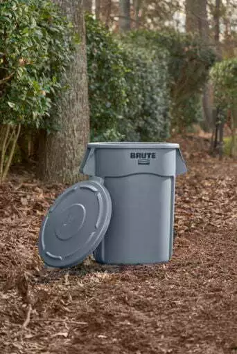 Rubbermaid 32 gal Brute Garage Trash Can w Lid Garbage Can Crush