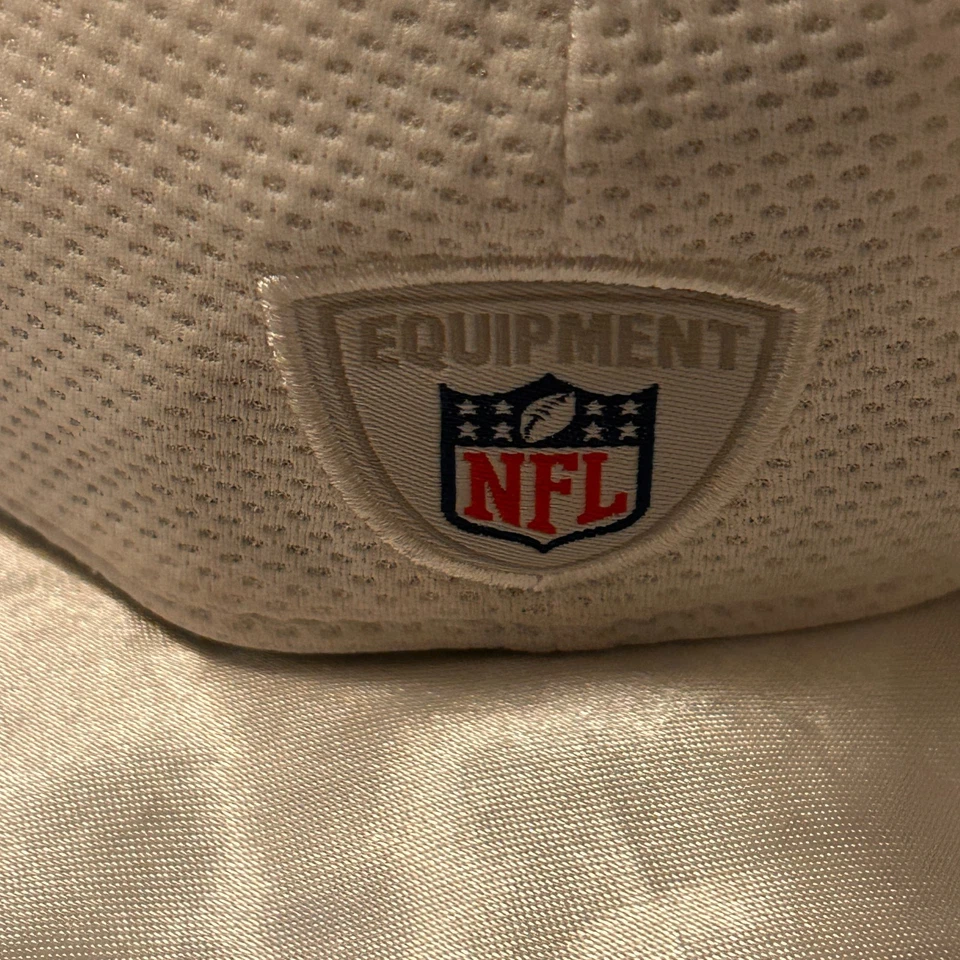 Gorra blanca Chicago Bears NFL New Era pequeña mediana naranja con pegatinas 39THIRTY Foto 2 de 4