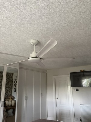 Weißer Ohniyou 60 Zoll großer Deckenventilator mit Beleuchtung Fernbedienung, 5 Aluminiumflügel.