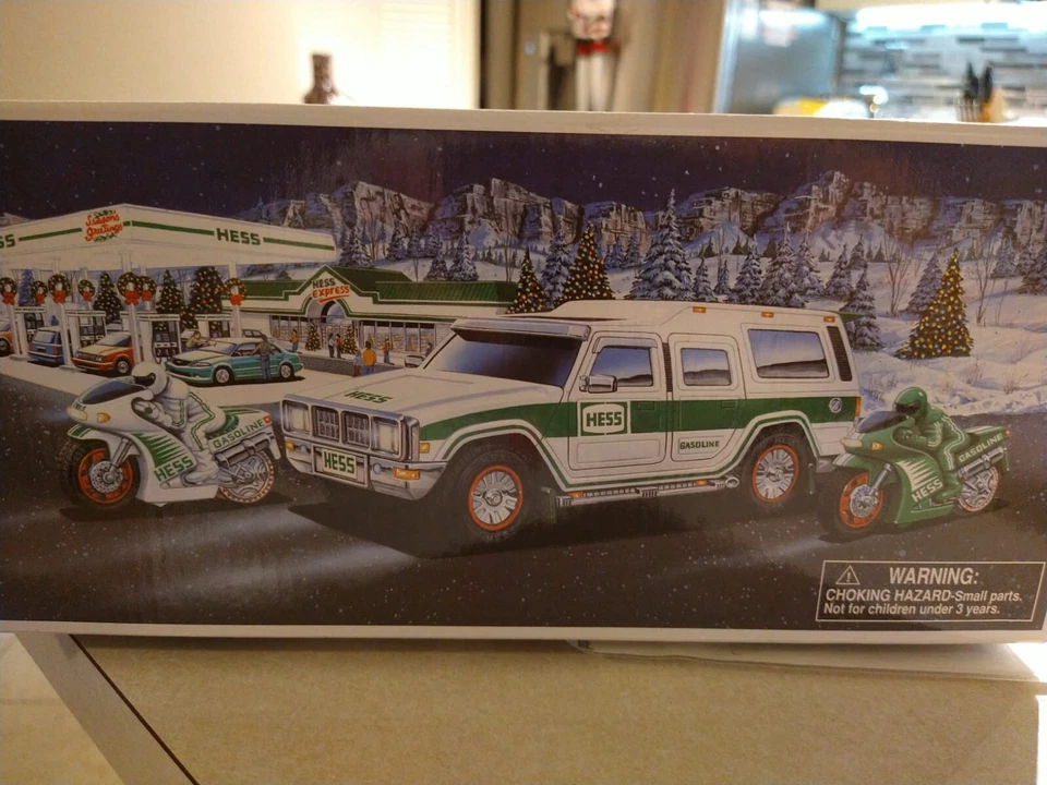 HESS SPORTS UTILITY VEHICLE 1964-2004 40TH ANNIVERSARY TOY TRUCK NEW IN BOX! - Image 3 of 4