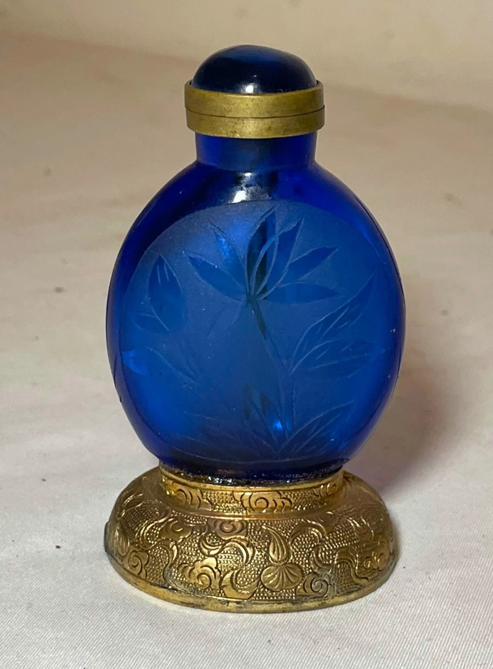 Antiguo chino grabado vidrio cobalto perseguido bronce golpeador encendedor botella de tabaco Foto 2 de 4