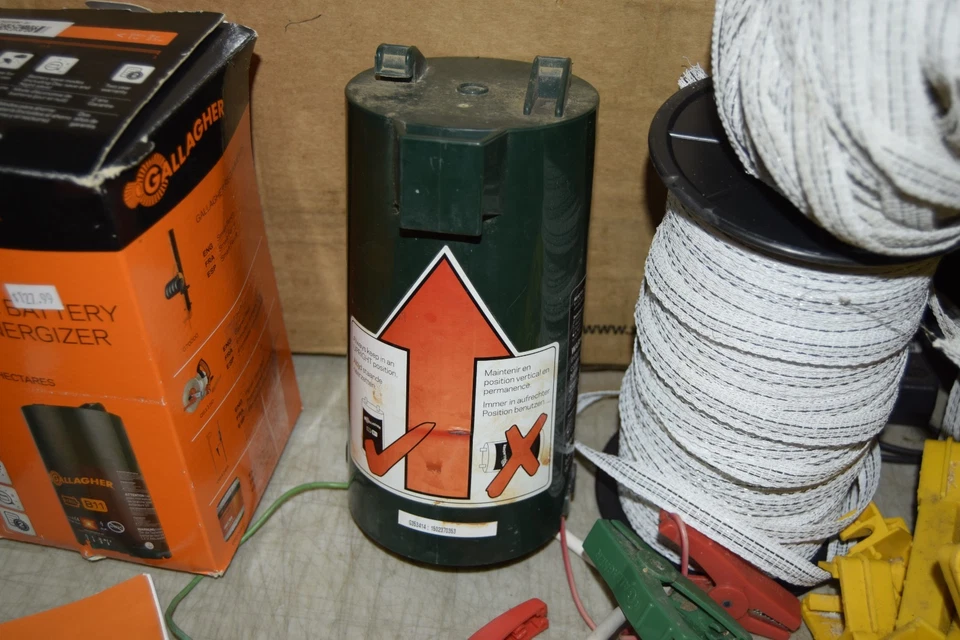 Gallagher Portable 12V Battery or Solar Fence Energizer w/ Polywire & Insulators - Image 3 of 4