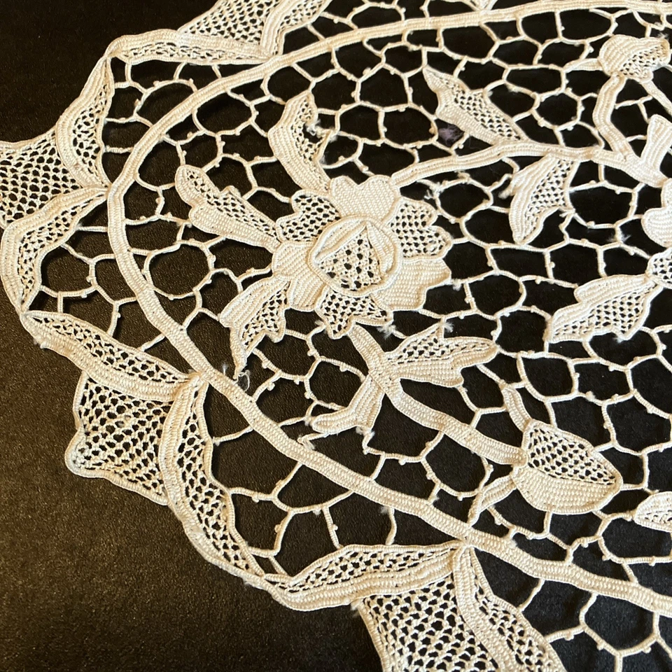 Napperon ancien en dentelle, couleur écrue (réf. R) - Photo 2/3