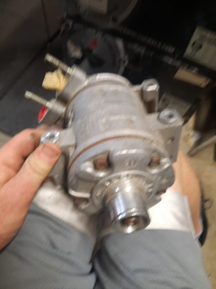 Compresor de aire acondicionado para Ford Escape / Mazda Tribute / Mercury Mariner QU Foto 3 de 3