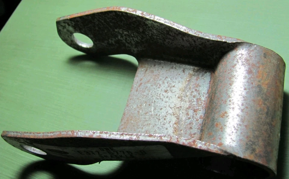 Grillete de resorte trasero Bronco II Ranger 1983-88 NOS Ford E3TZ-5776-B Foto 3 de 4