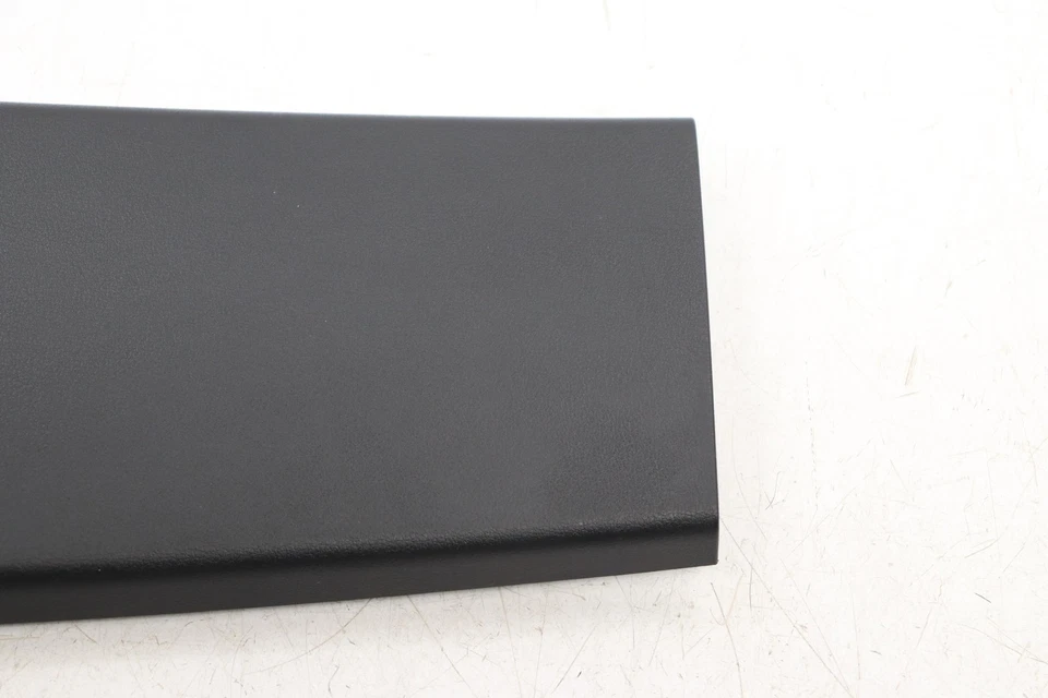 PANEL DE CUBIERTA DE MOLDURA SUPERIOR PUERTA LEVADIZA TRASERA MAZDA CX-90 2024-2025 FABRICANTE DE EQUIPOS ORIGINALES KMV668930 Foto 4 de 4