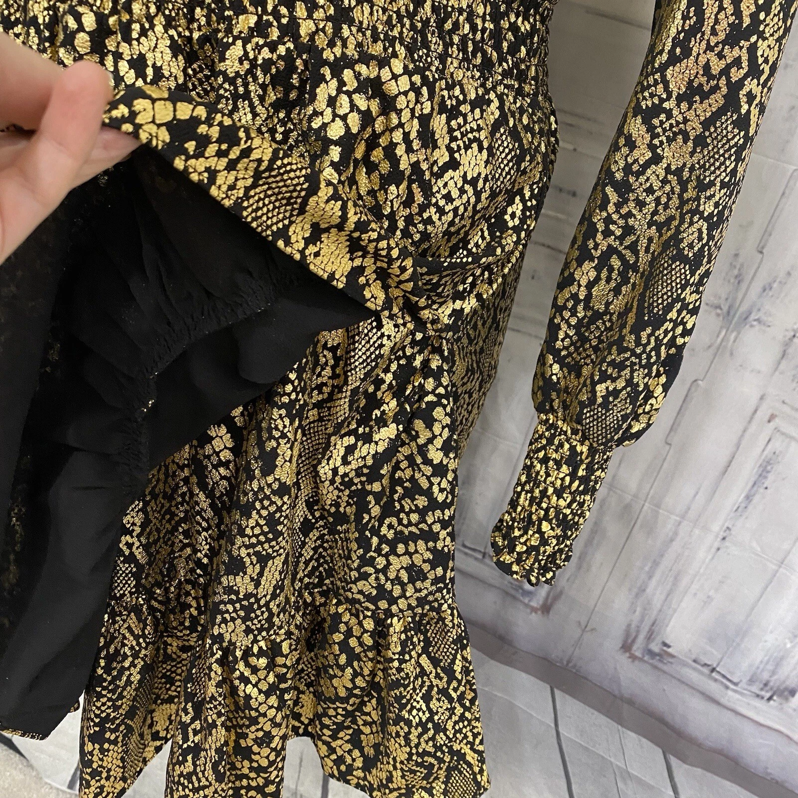 Abito Michael Kors taglia small manica lunga surplice increspato pelle di serpente oro nero B61