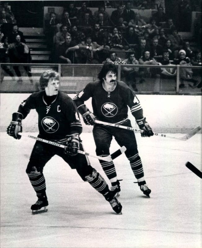 JIM SCHOENFELD & JERRY KORAB 8X10 PHOTO HOCKEY BUFFALO SABRES PICTURE