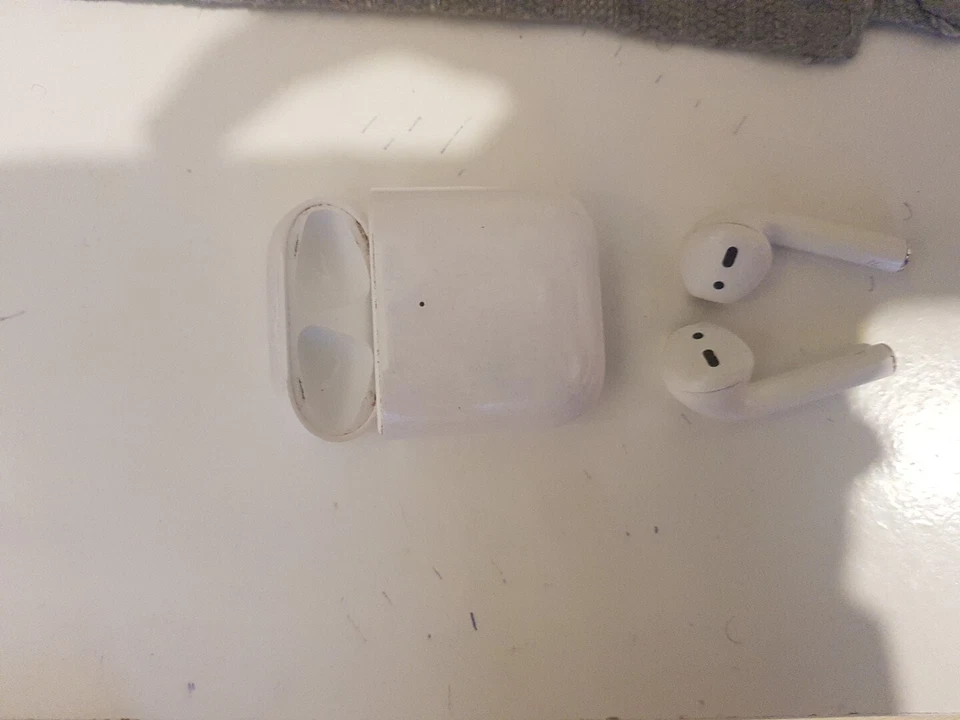 Apple AirPods (1st generation), photo 3 of 4