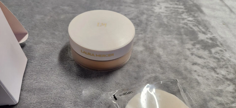 Laura Mercier Ultra-Blur Jumbo Loose Setting Powder & Puff Translucent 1oz - Image 3 of 4