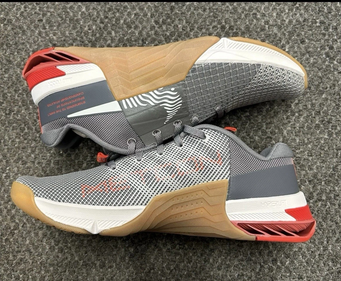 Nike Metcon 8 Flat Peltro Phantom Grigio Rosso Gomma DO9328 005 Taglia 8 Uomo