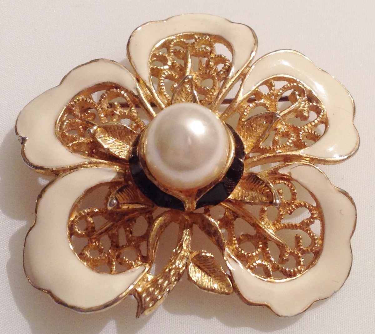 Broche Vintage – Petit Panier En Osier Avec Perles Fantaisie