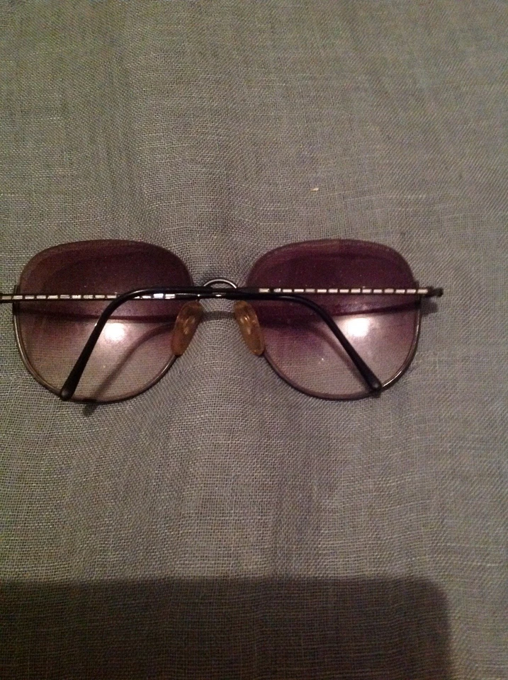 Gafas de sol Cristian dior negras ovaladas de moda. Foto 2 de 4