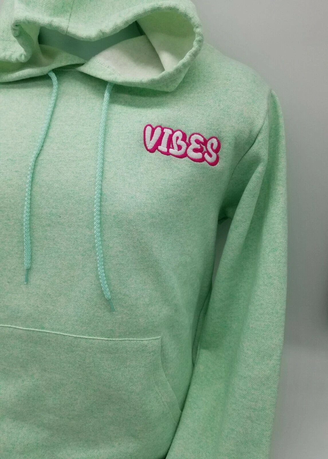 VETEMENTS Felpa con cappuccio ricamata verde Launder Bailey Abbigliamento Vibes taglia small nuova senza etichette