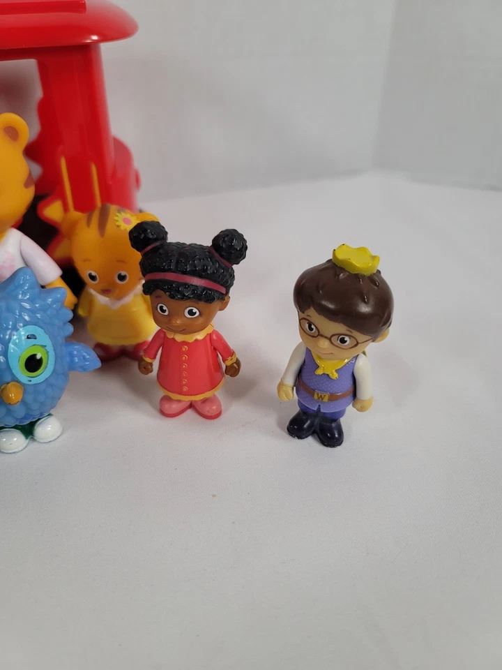 Carro electrónico Daniel Tigers Neighborhood Deluxe con 10 figuras + accesorios Foto 2 de 4