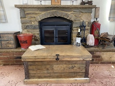 Alte antike Kiefer Truhe, Vintage Holz Aufbewahrungstruhe, Deckenkiste, Couchtisch.