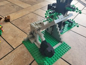 LEGO Castle Camouflaged Outpost 6066 Vintage Forestmen, with manual and minis