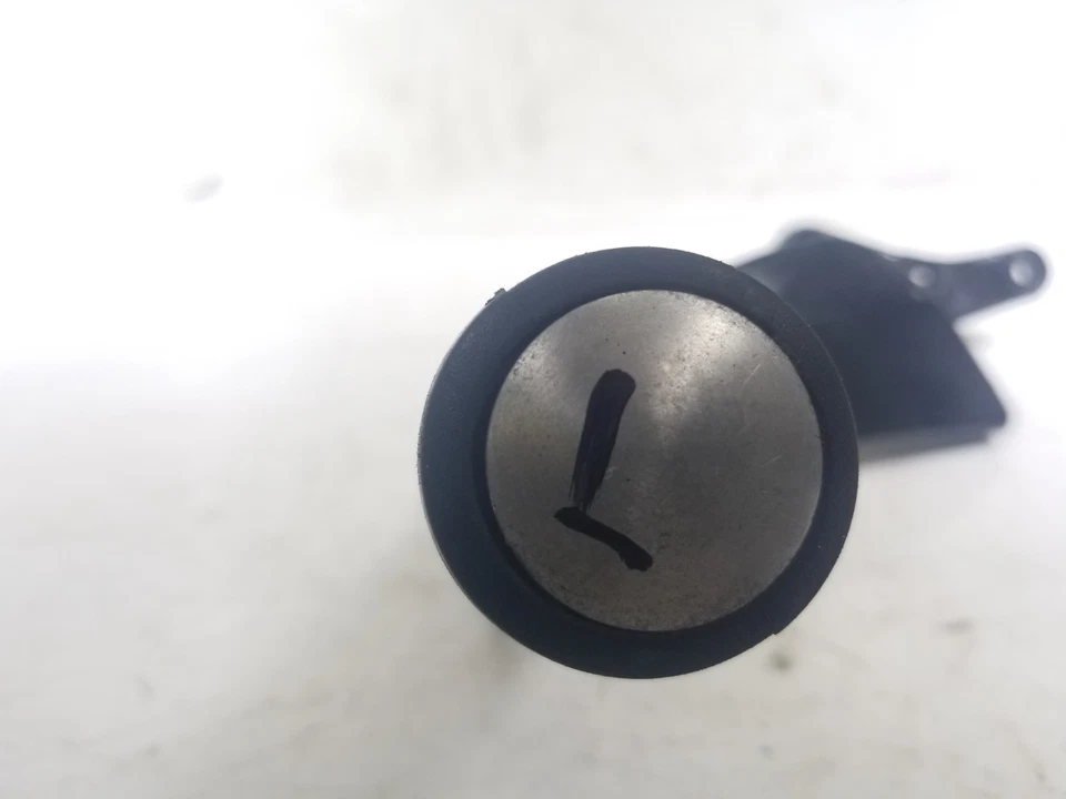 Victory Kingpin 2004 reposapiés trasero izquierdo pasajero reposapiés y soporte de montaje Foto 4 de 4