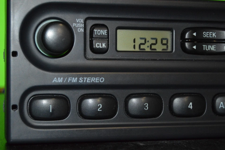 Receptor estéreo de radio AM FM Ford Crown Victoria P71 1998-2011 6W7T-19B131-AA Foto 3 de 4