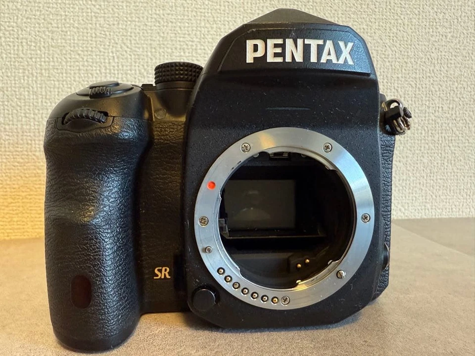 Cámara de fotograma completo Pentax K-1 DSLR con 2 lentes, LCD inclinable, 2 baterías, caja Foto 2 de 4