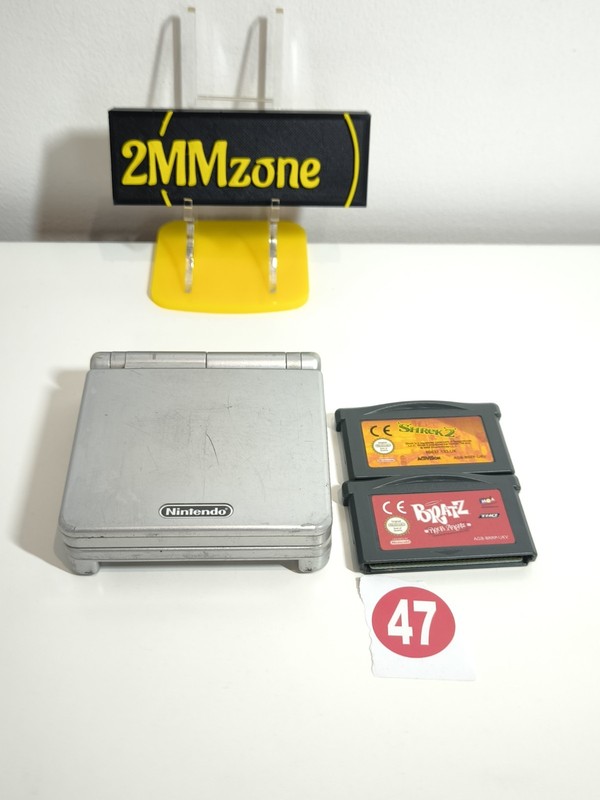 Nintendo Game Boy Advance SP - Silver - bundle