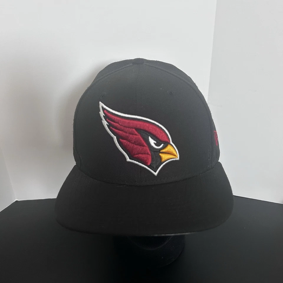 Gorra negra de los Arizona Cardinals New Era 9Fifty con cierre a presión ala plana logotipo OSFM Foto 2 de 4