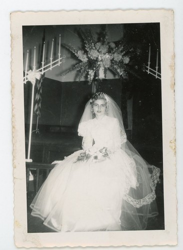 Vestido de boda Hermosa melancolía novia con ojos tristes. Vintage Foto de  copia instantánea | eBay