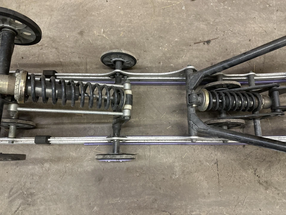 Yamaha Mountain Max 600 1996 136" suspensión trasera/patín Foto 3 de 4