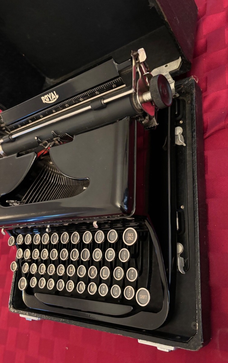 Royal Typewriter Portable with Case / pre:1950s/ Working/13