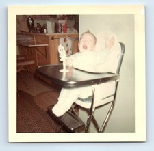 Vecchia foto vintage quadrata a colori SOLO BAMBINO IN SEGGIOLONE CHE PIANGE IMMAGINE DIVERTENTE