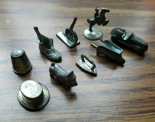 Konvolut 9 Vintage Monopoly Token / Stücke: Hund, Auto, Hut, Fingerhut, Eisen, Schuh - Bild 1 von 3
